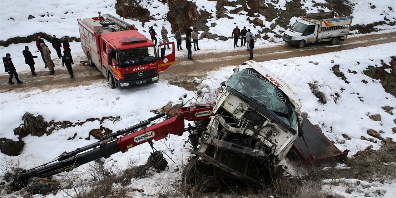 Muş'ta uçurumdan yuvarlanan vinç kullanılamaz hale geldi