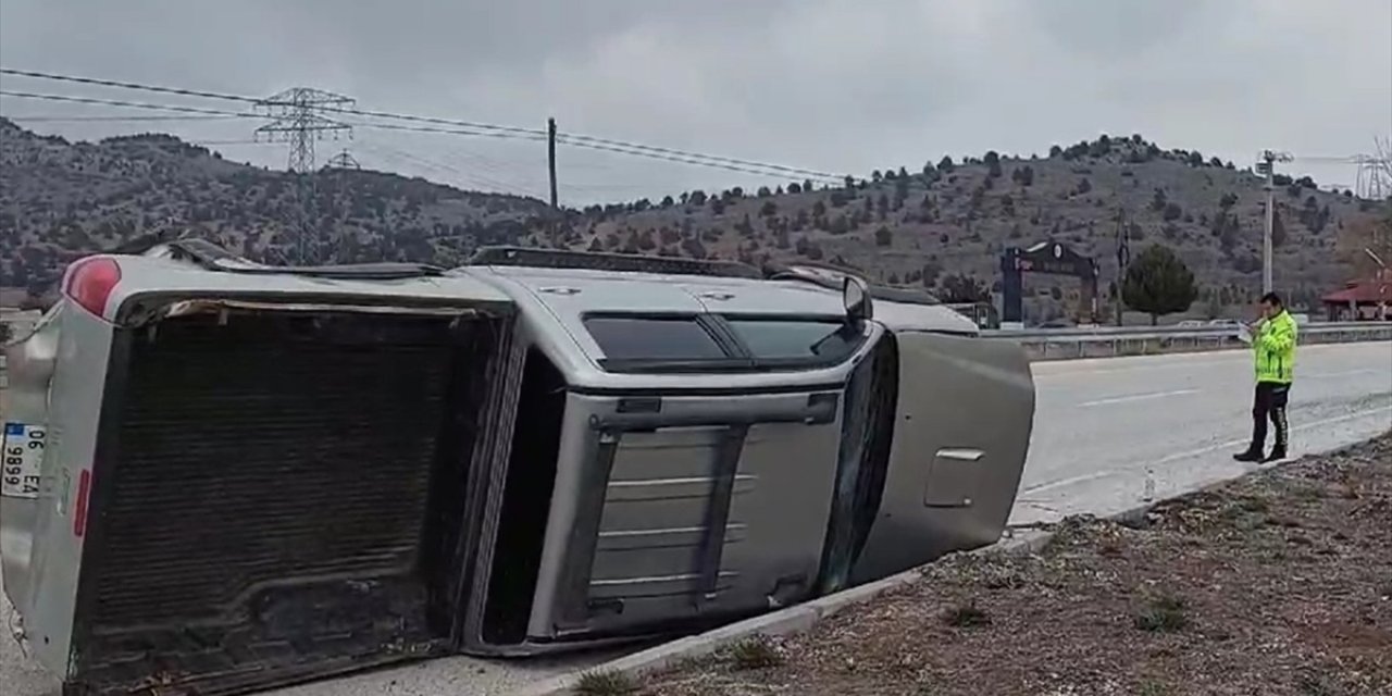 Burdur'da hafif ticari araçla kamyonetin çarpıştığı kazada 3 kişi yaralandı