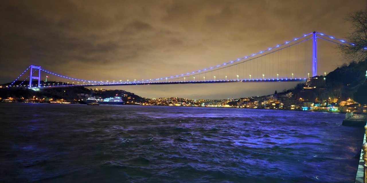 Fatih Sultan Mehmet Köprüsü Dünya Kanser Günü için ışıklandırıldı
