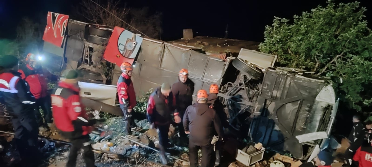 Antalya'da yolcu otobüsünün şarampole devrilmesi sonucu 33 kişi yaralandı