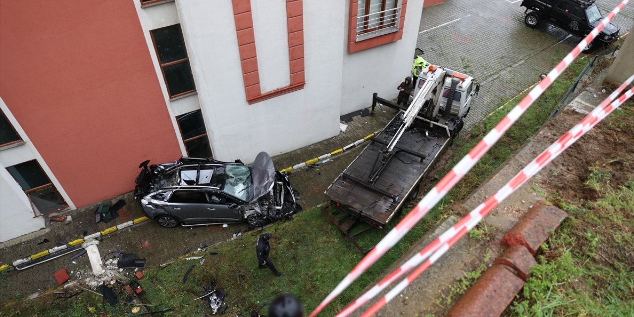 Trabzon'da site bahçesine devrilen otomobildeki anne ile oğlu yaralandı