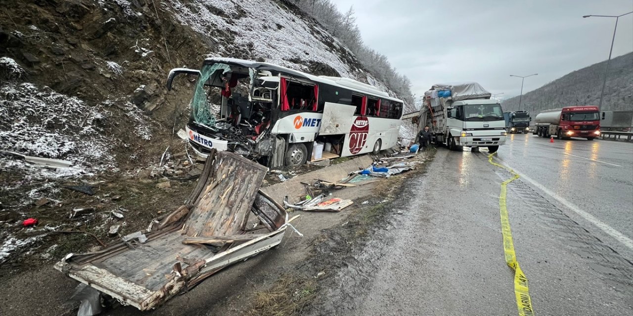 GÜNCELLEME - Samsun'da kamyona çarpan yolcu otobüsünün sürücüsü öldü, 21 yolcu yaralandı