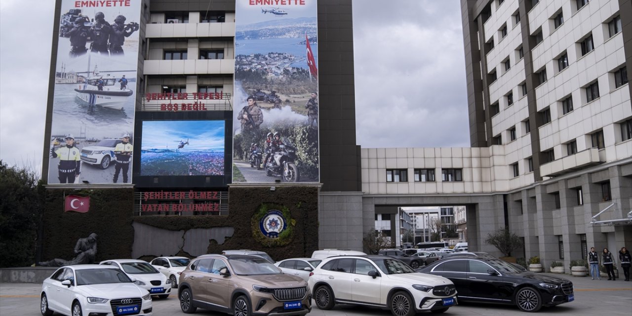 İstanbul merkezli 12 ildeki "kara para" ve "dolandırıcılık" operasyonunda ele geçirilen araçlar sergilendi