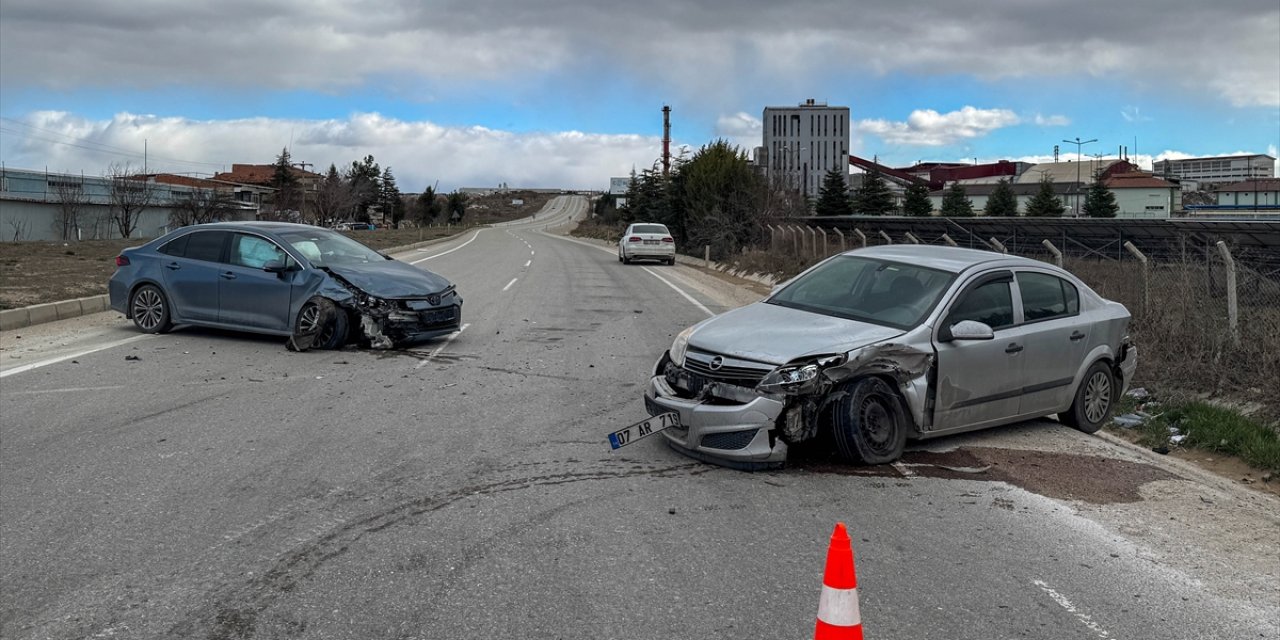 Uşak'ta çarpışan iki otomobilin sürücüleri yaralandı