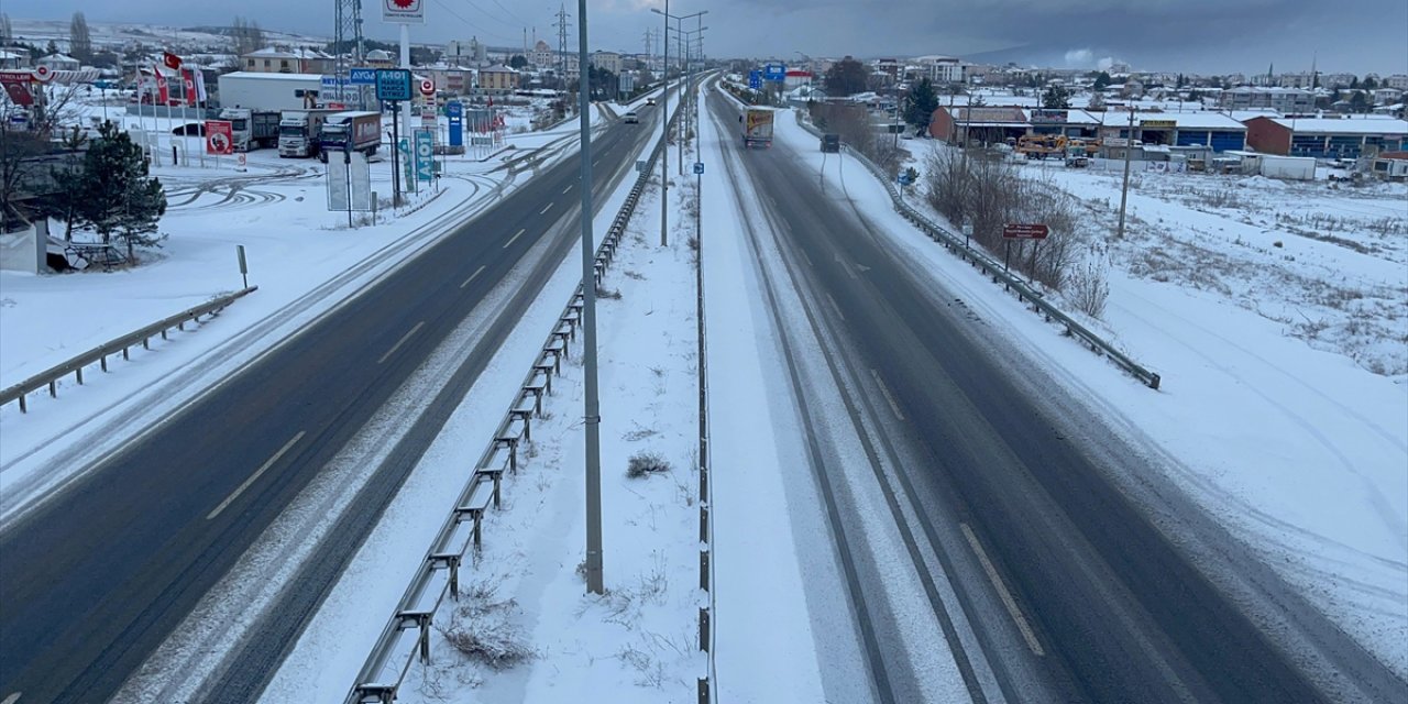 Çankırı'da D-100 kara yolunda kar etkili oluyor