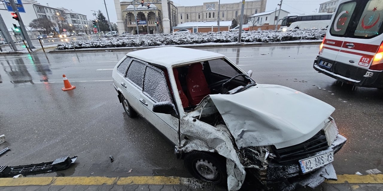 Aksaray'da otomobil ile hafif ticari aracın çarpıştığı kazada 4 kişi yaralandı