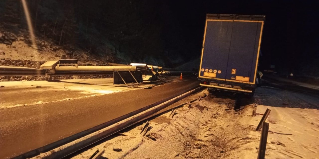 Bolu'da refüje çarpan tırın sürücüsü yaralandı