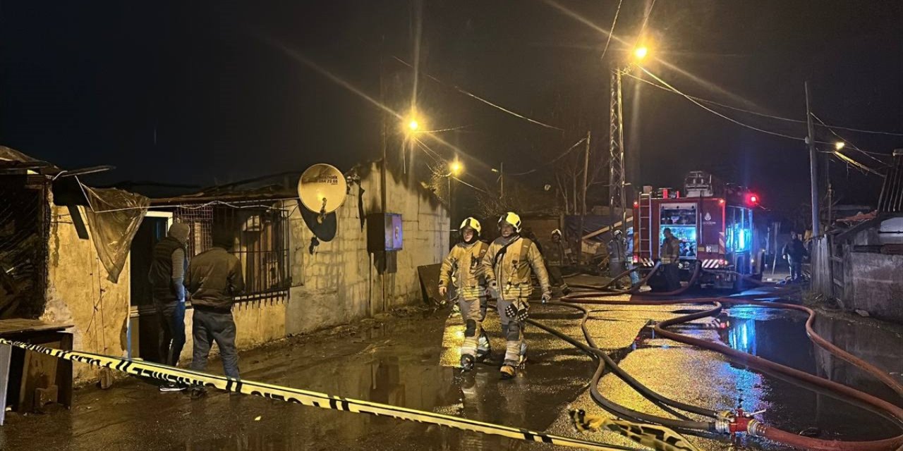 Sultangazi'de gecekondudan atölyeye sıçrayan yangın söndürüldü