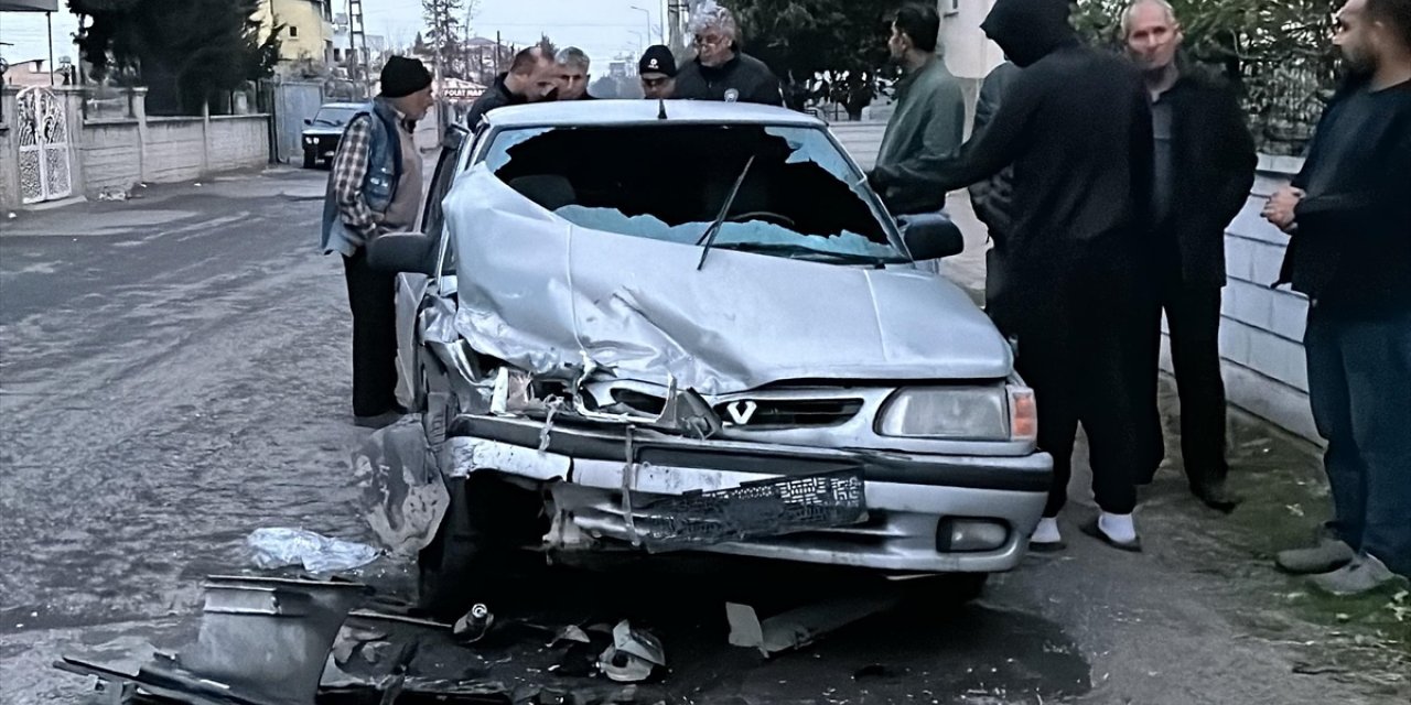 Hatay'da iki otomobilin çarpıştığı kazada 9 kişi yaralandı
