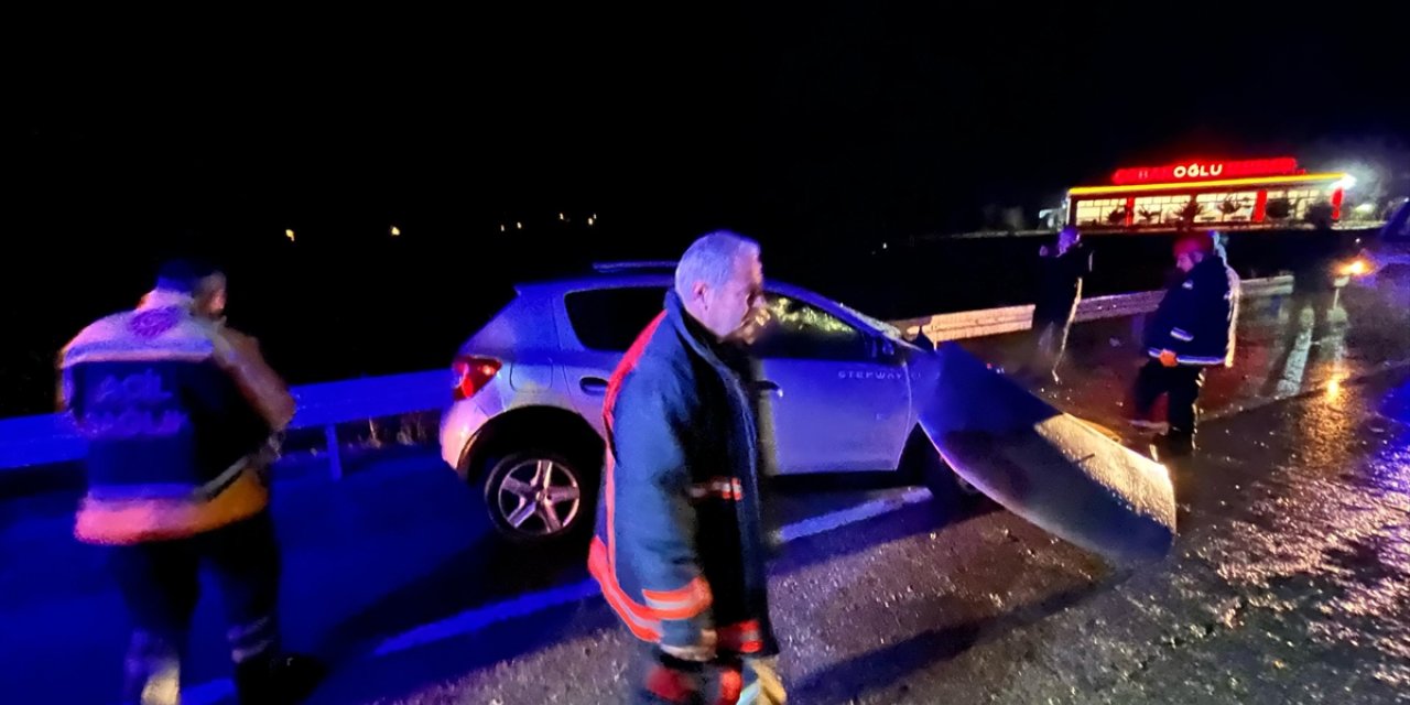 Elazığ'da bariyere çarpan otomobildeki 4 kişi yaralandı