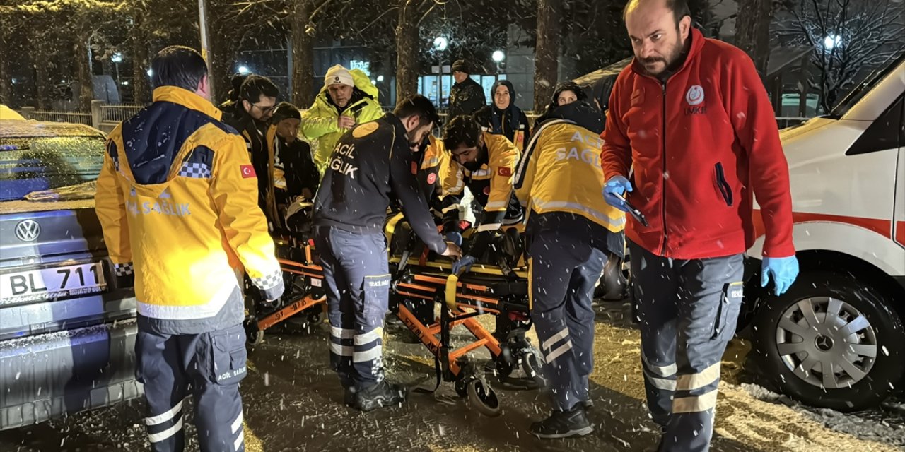 Bolu'da ambulansla çarpışan otomobildeki 3 kişi yaralandı