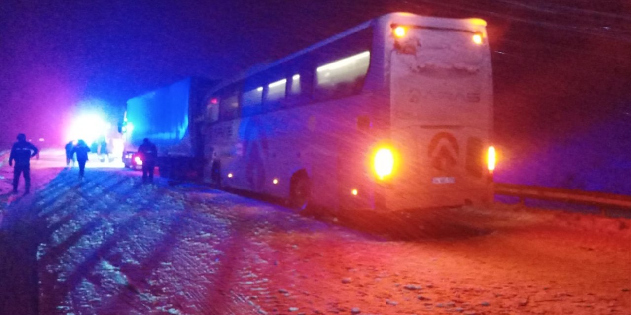 GÜNCELLEME - Sivas'ta otobüsün tıra arkadan çarptığı kazada 1 kişi öldü, 29 kişi yaralandı