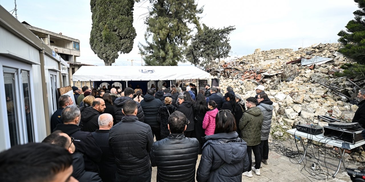Hatay'da depremde ölenler için kilise enkazı önünde ayin yapıldı