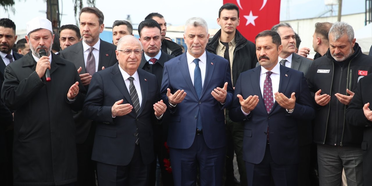 Bakanlar Güler, Bayraktar ve Bolat'tan Hatay'da deprem mezarlığına ziyaret