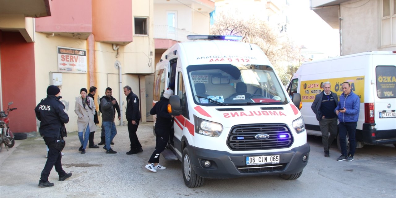 Antalya'da evde çıkan yangında bir kişi dumandan etkilendi