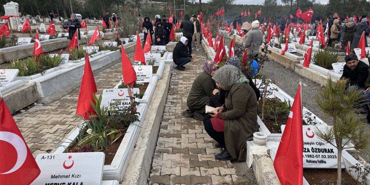 Kahramanmaraş'ta depremlerde yakınlarını kaybedenler mezarlıkları ziyaret ediyor