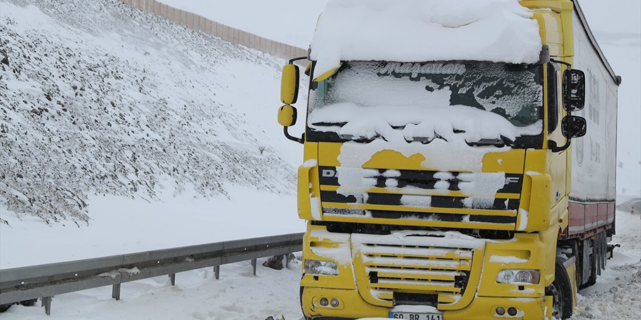 Erzincan'da kar ve tipi nedeniyle ulaşım güçlükle sağlanıyor