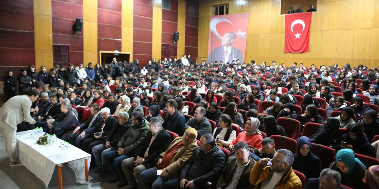 Türkiye'nin ilk astronotu Gezeravcı Mersin'de öğrencilerle buluştu