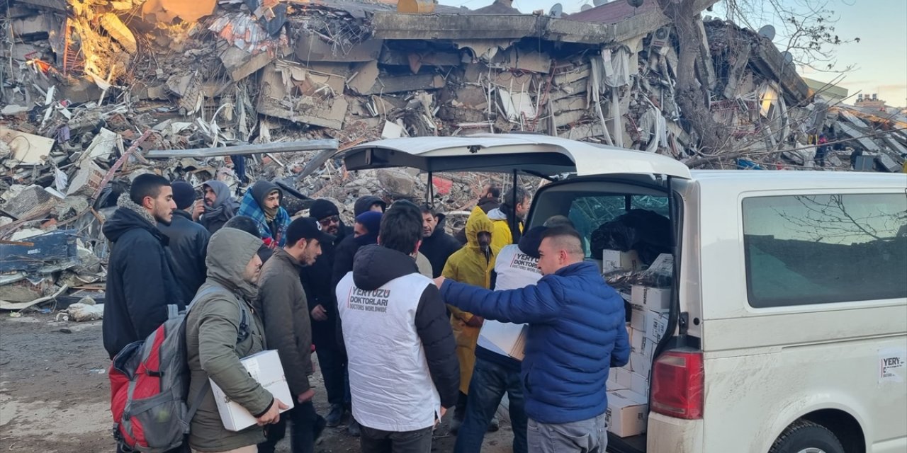 Yeryüzü Doktorlarından Hatay'daki konteyner kentlerdeki depremzedelere gıda desteği