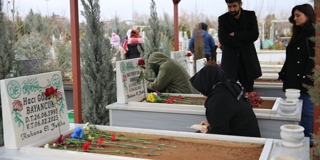 Diyarbakır'da 6 Şubat depremlerinde yakınlarını kaybedenler mezarlık ziyaretinde bulundu