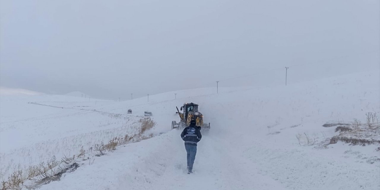Van'da kar nedeniyle mahsur kalan araçlardaki öğrenci ve vatandaşlar kurtarıldı