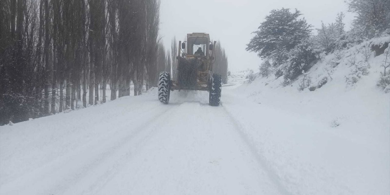 Mersin'de karla kaplanan yollarda temizlik çalışması yapıldı