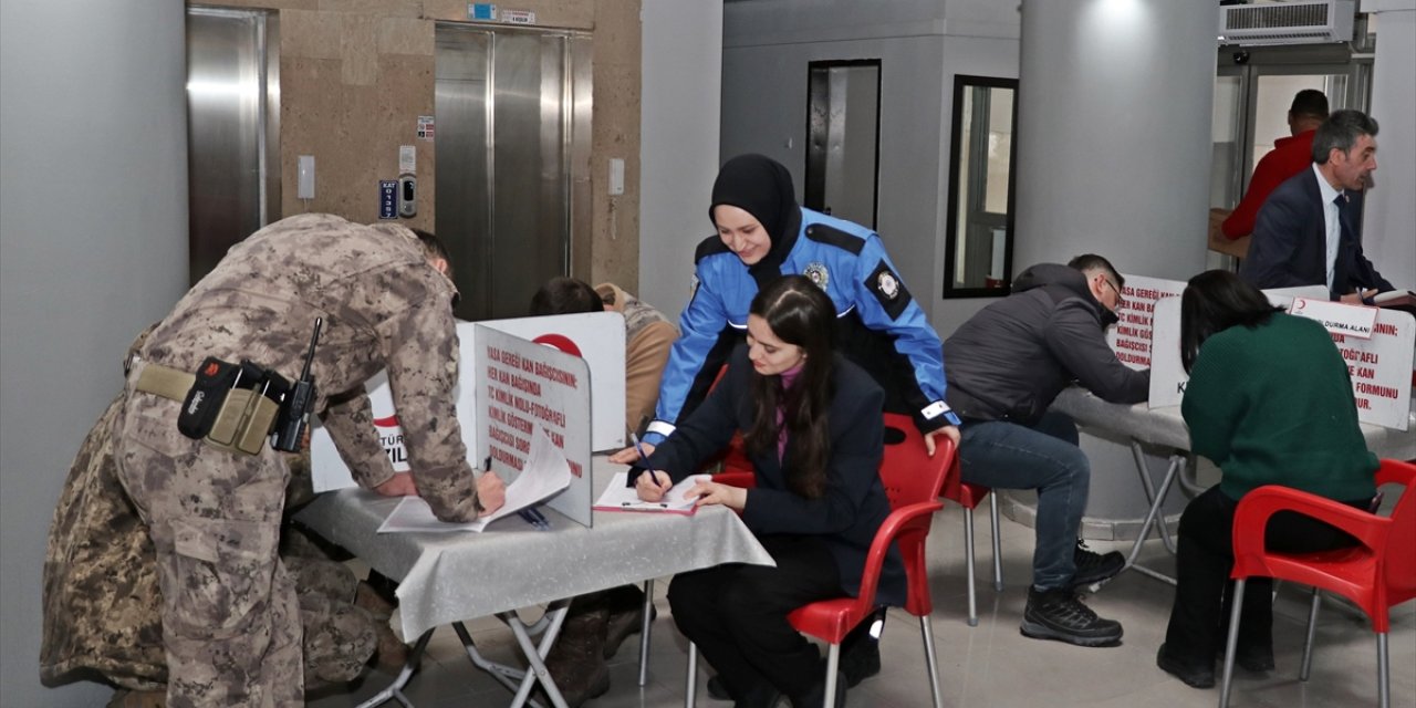 Ardahan'da polisler 6 Şubat depremlerinde hayatını kaybedenler anısına kan bağışı yaptı