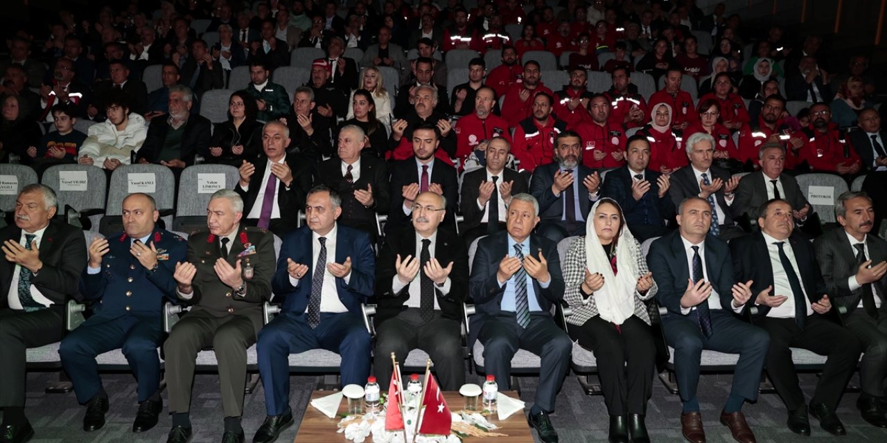 Adana'da depremlerde hayatını kaybedenler dualarla anıldı
