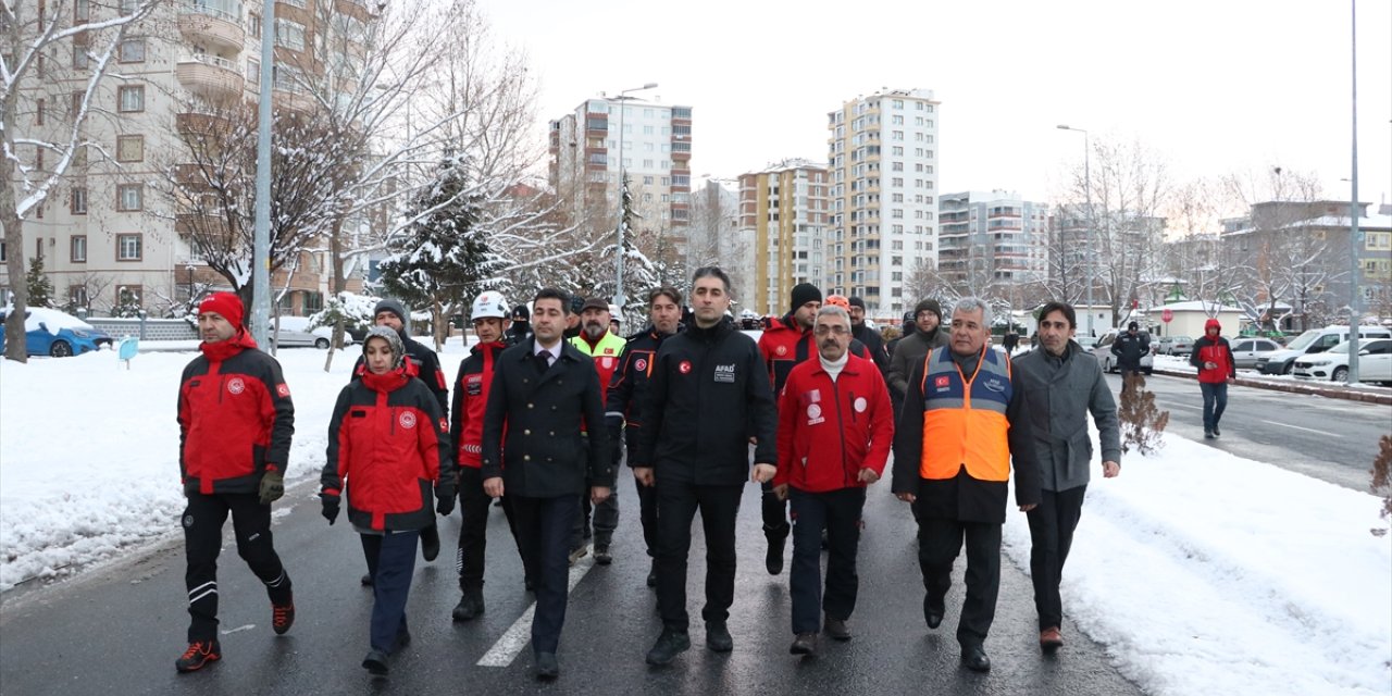 Kayseri'de depremde hayatını kaybedenler "sessiz yürüyüş"le anıldı