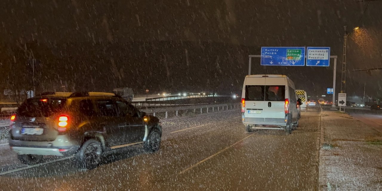 İstanbul'da kar yağışı aralıklarla sürüyor