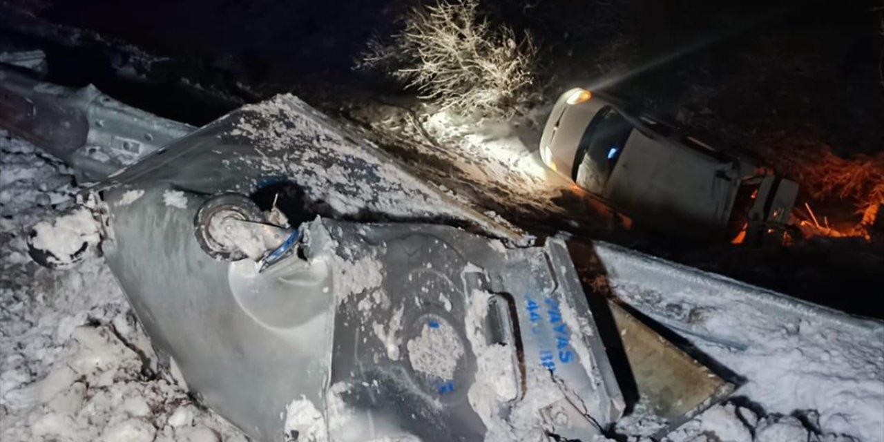 Elazığ'da şarampole devrilen hafif ticari araçtaki 1 kişi öldü, 1 kişi yaralandı