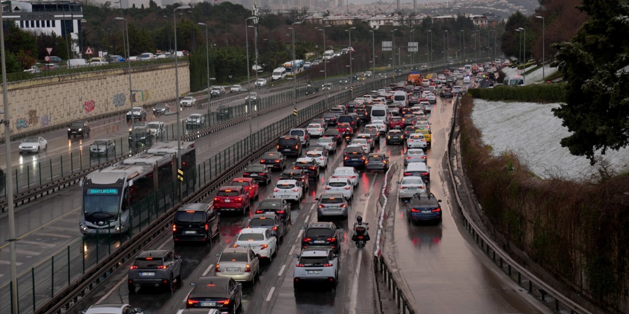 İstanbul'da kar yağışının etkisiyle trafik yoğunluğu yaşanıyor