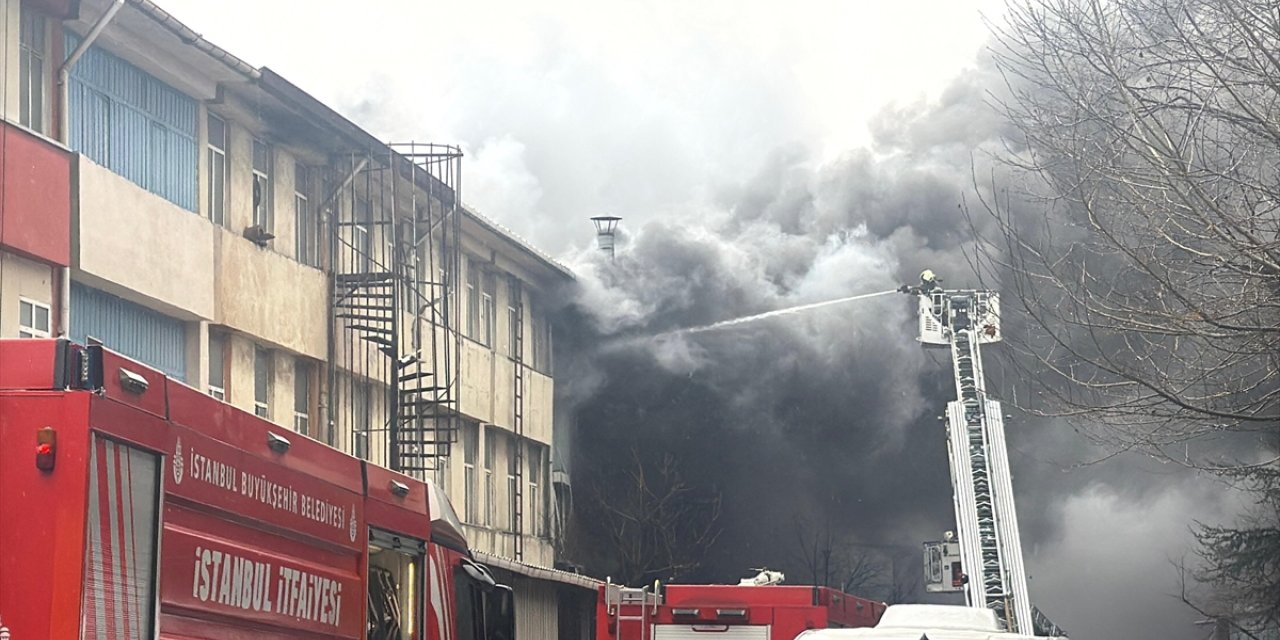 Başakşehir'de kauçuk atölyesinde yangın çıktı