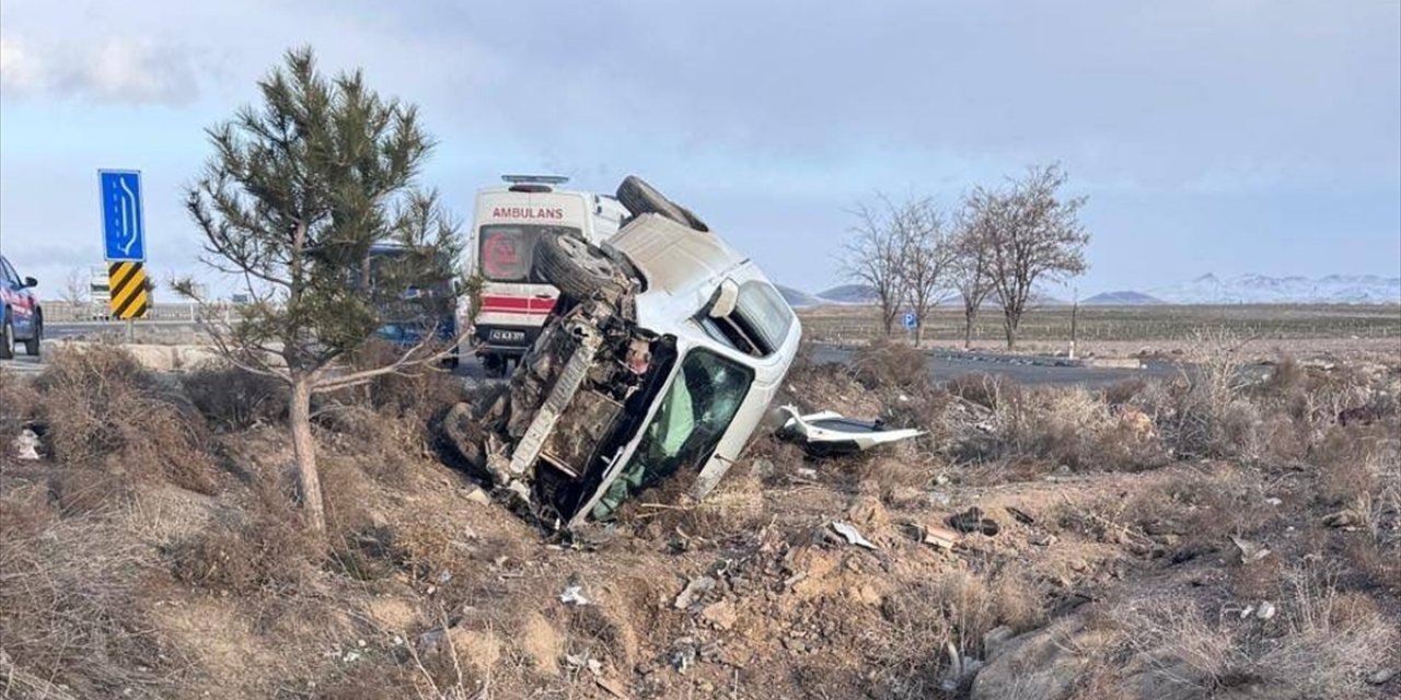 Konya'da şarampole devrilen otomobildeki 5 kişi yaralandı