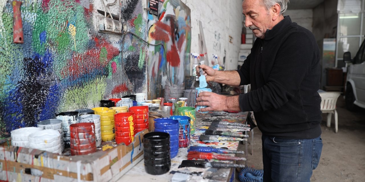 Sanayi sitesinin "Bob Ross"u atölyesini sanat galerisine dönüştürdü