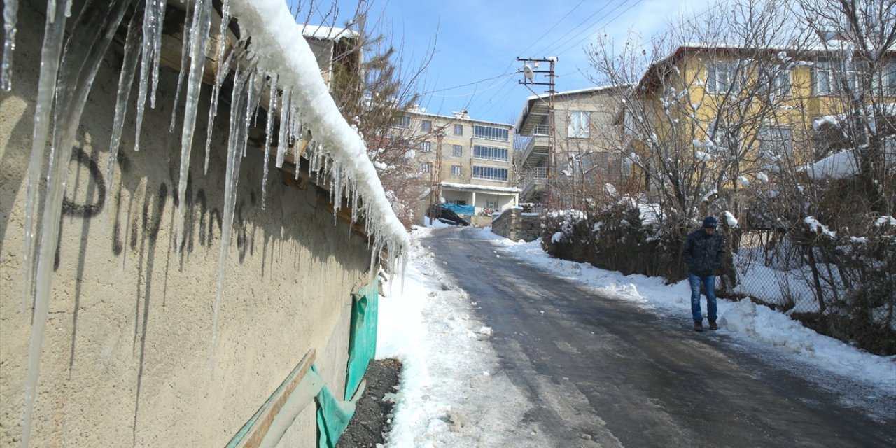Hakkari'de kar yerini soğuk havaya bıraktı