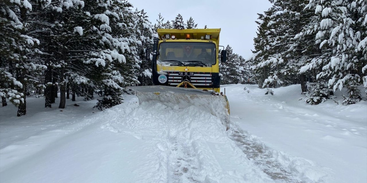 Kayseri'de kar nedeniyle 22 mahalle yolu ulaşıma kapandı