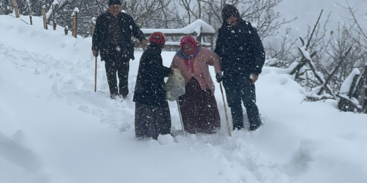 Samsun'da kar nedeniyle hastaneye gidemeyen kadının yardımına belediye yetişti