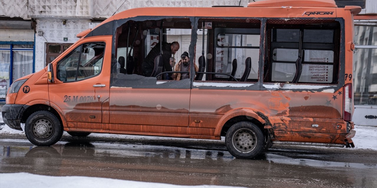 Erzurum'da halk otobüsü yolcu minibüsüne çarptı, 4 kişi yaralandı