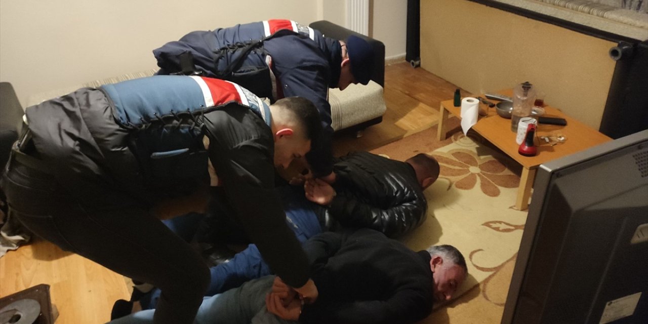 Tekirdağ'da bir kişinin cep telefonu ile parasını gasbettikleri iddiasıyla 2 zanlı tutuklandı