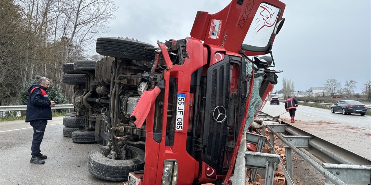 Sinop’ta tuğla yüklü kamyonun devrildiği kazada sürücü yaralandı