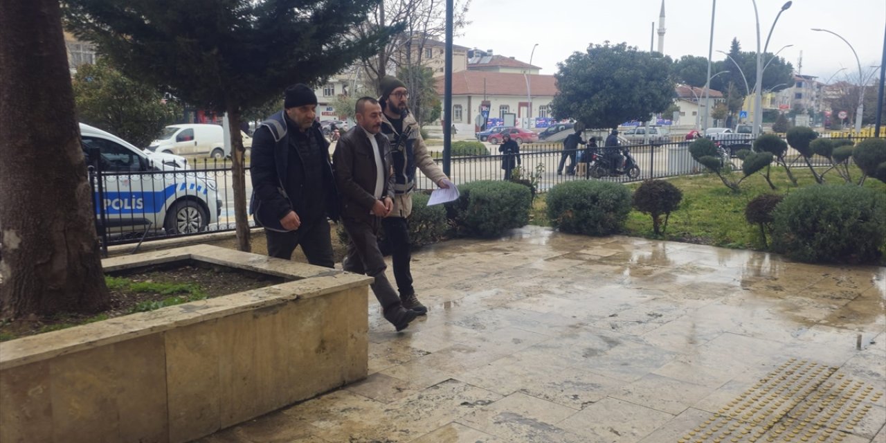 Tokat'ta bir tırda 5 düzensiz göçmen yakalandı