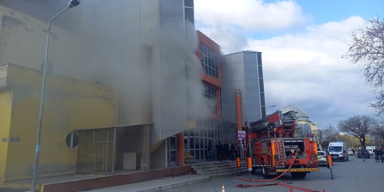Manisa Ayakkabıcılar Sitesi'nde çıkan yangın kontrol altına alındı