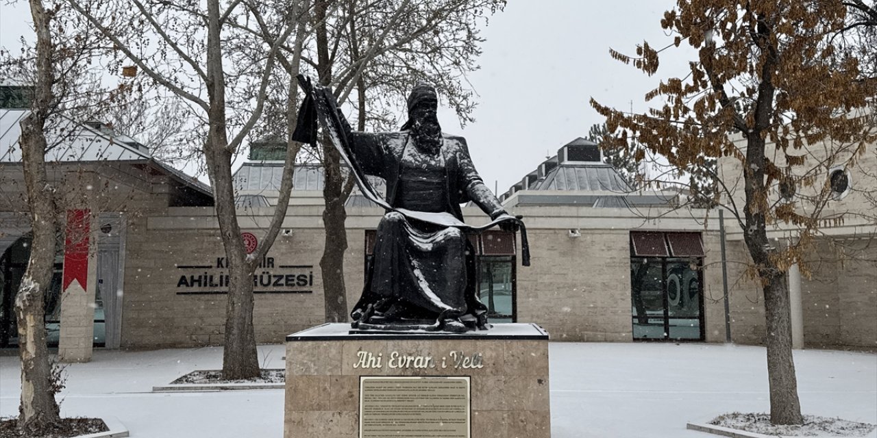 Kırşehir'de kar yağışı etkili oluyor