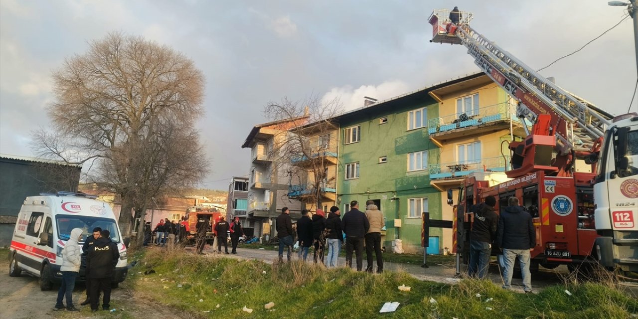 Bursa'da 3 katlı binanın çatısında çıkan yangın söndürüldü