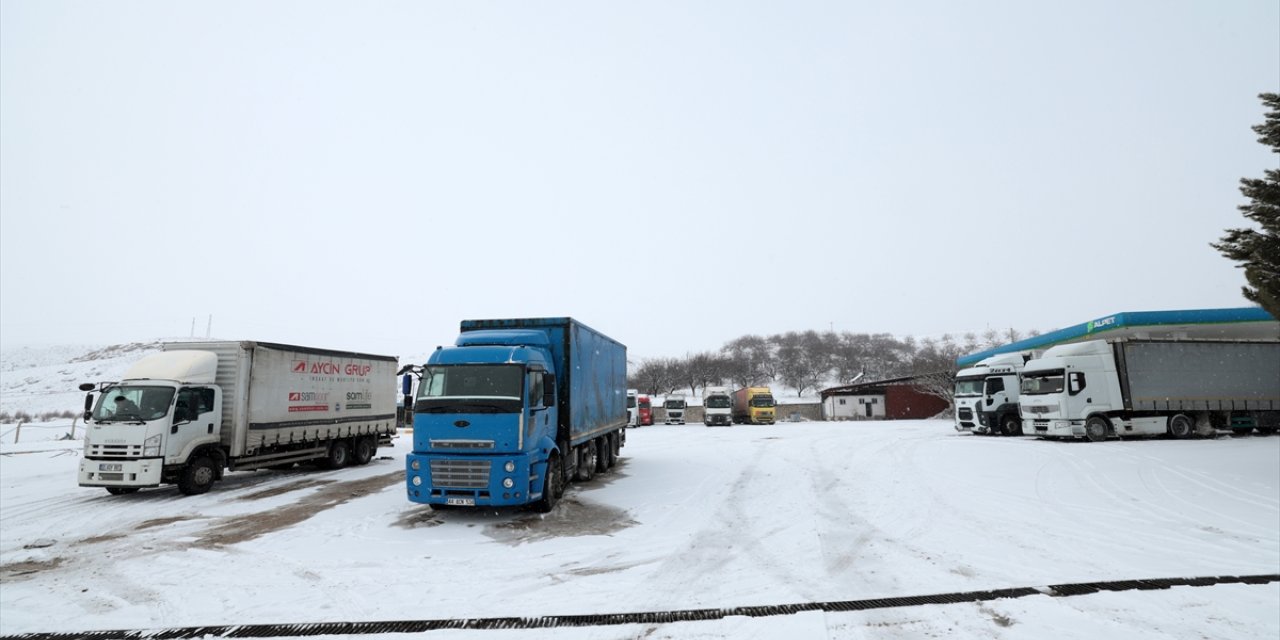 Kar yağışı nedeniyle Malatya-Kayseri kara yolu ağır tonajlı araçların geçişine kapatıldı