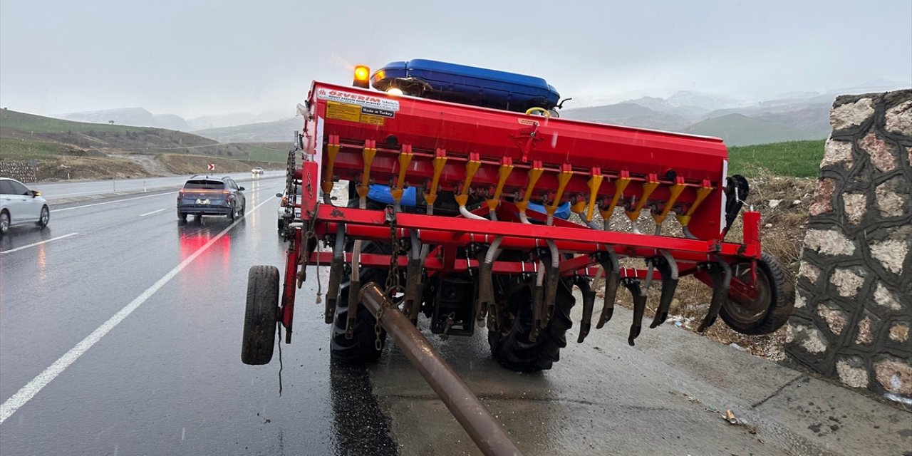 Adıyaman'da otomobil ile traktörün çarpıştığı kazada 5 kişi yaralandı