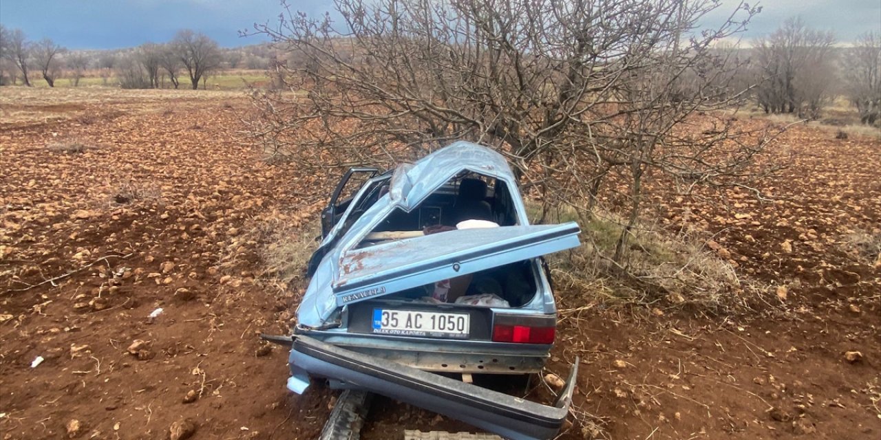 Mardin'de devrilen otomobildeki 5 kişi yaralandı