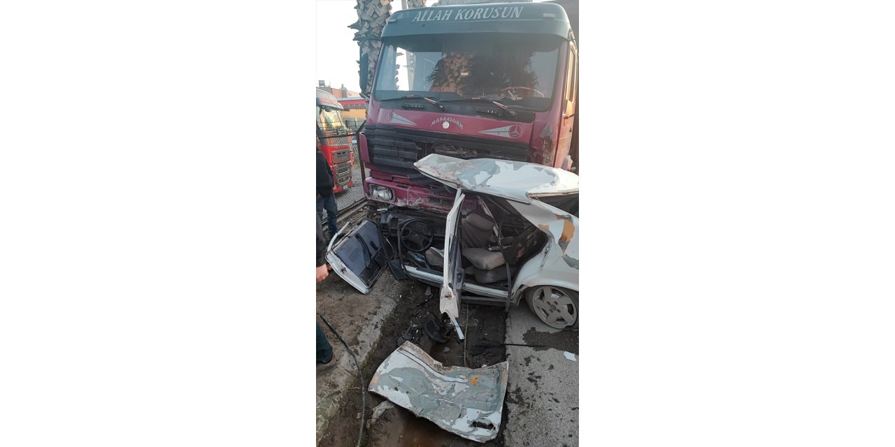 Mersin'de kamyonla çarpışan otomobilin sürücüsü hayatını kaybetti