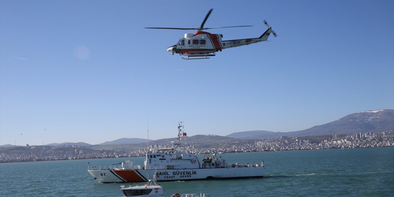 Sahil Güvenlik Komutanlığının "Mavi Vatan"daki arama kurtarma tatbikatı gerçeğini aratmadı